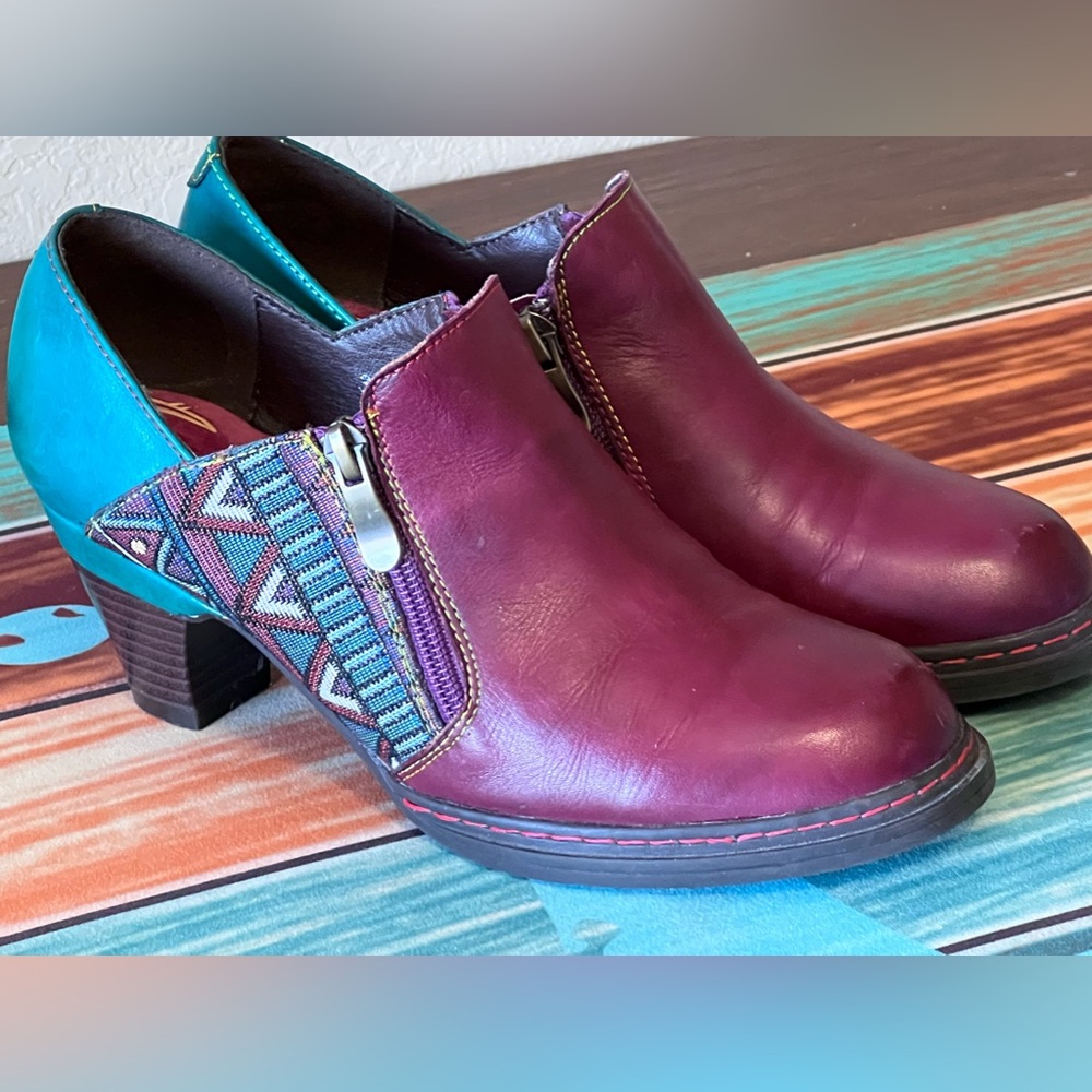 Women’s Leather double zip eye catching shoes size 38. Worn once inside, too big